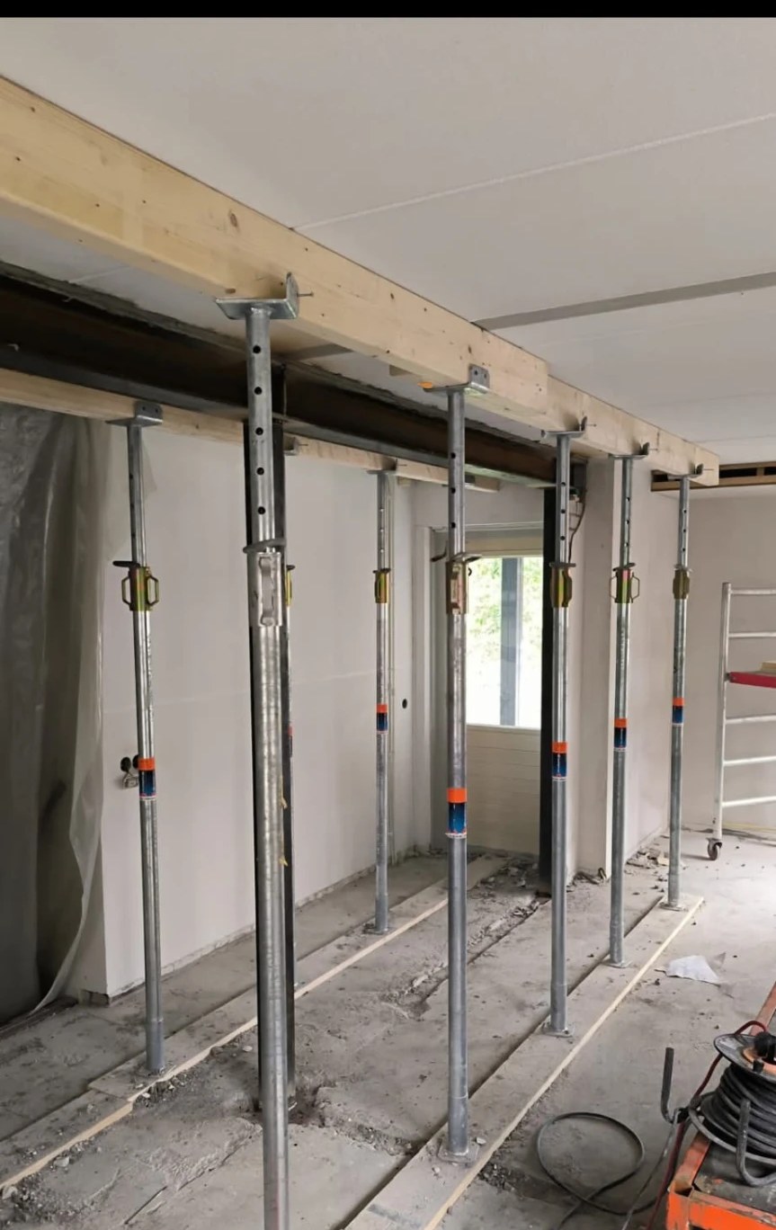 Bouwstempels naast de stalen ligger tijdens de woningverbouwing in Schagen