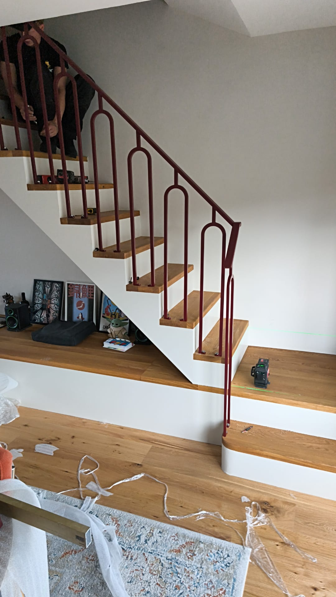 Montage van de stalen trapbalustrade op maat in Amsterdam-West door Kevco, met lasersnijwerk en afgeronde spindels