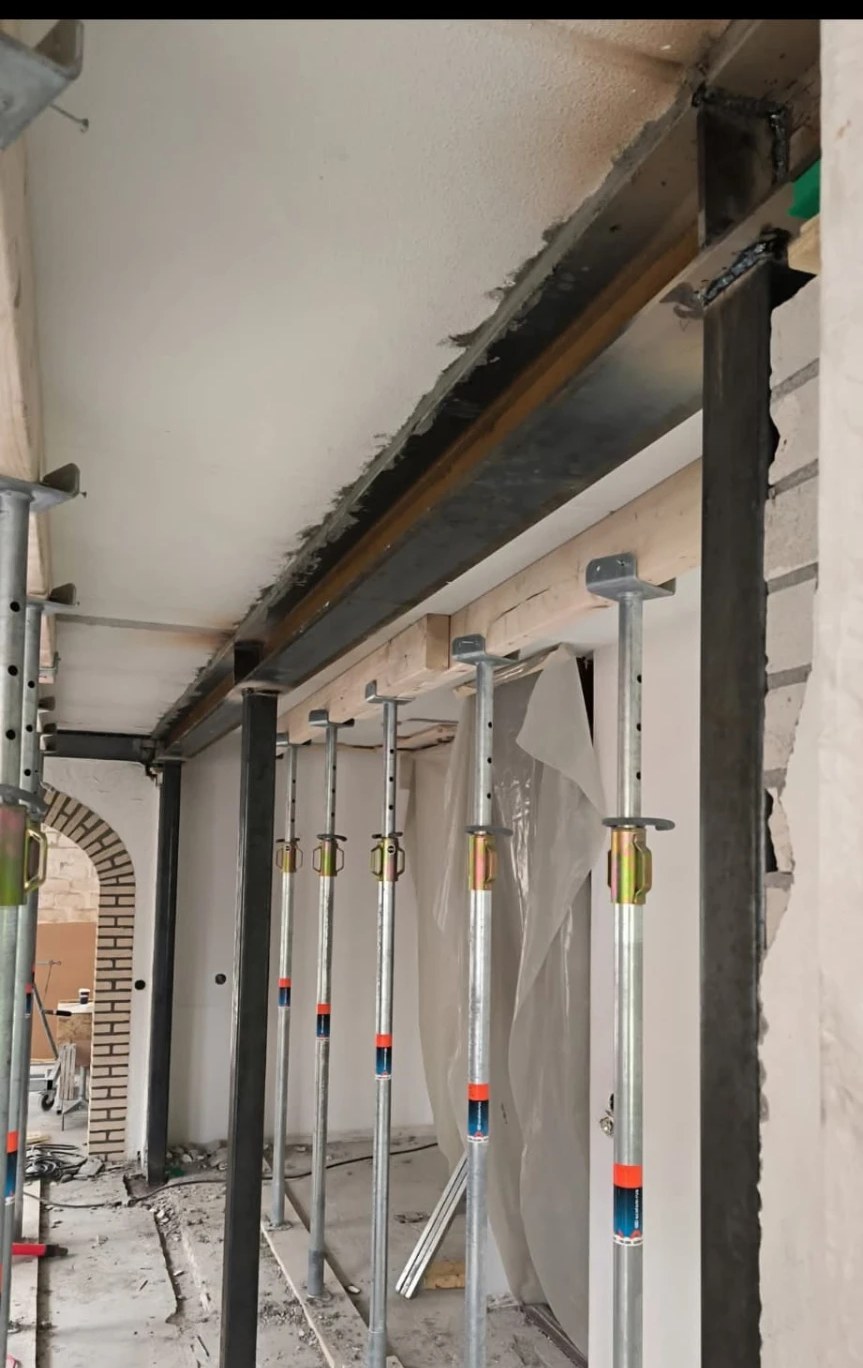 Maatwerk stalen portaal (draagconstructie) in een woning tijdens een verbouwing in Schagen