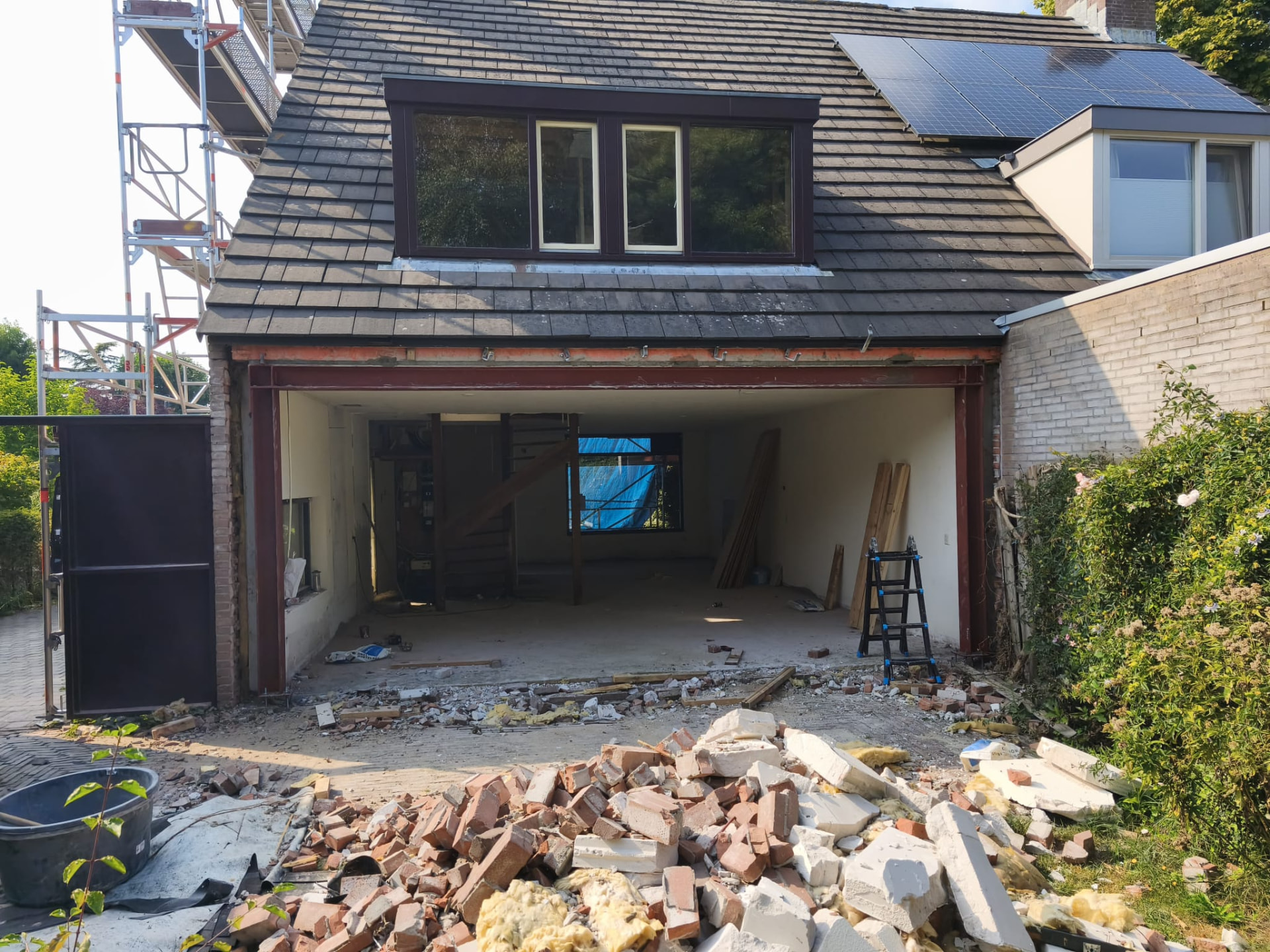 Stalen stabiliteitsportaal van circa 6 meter met HEB 180 ligger en HEB 140 kolommen in een woning in Haarlem