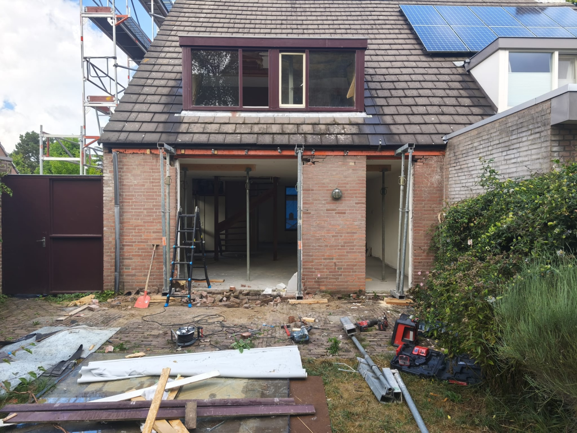 Bestaande achtergevel tijdens de voorbereiding op plaatsing van een stalen stabiliteitsportaal in Haarlem